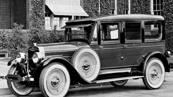 Die L-Serie, gebaut bis zum Jahr 1930, war Lincolns erstes Serienmodell. Es hatte einen 6,3 Liter großen V8 mit L-förmigen Zylinderköpfen, die ihm seinen Namen gaben.