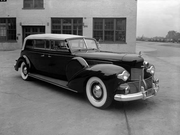 Schon in den zwanziger Jahren gehörten die luxuriösen Lincoln zum Fuhrpark des Weißen Hauses. Franklin Delano Roosevelt (Präsident von 1932-1945), der gerne offen fuhr, besaß dieses 12-Zylinder-Cabriolet mit einer Sonderkarosserie von Brunn & Company aus New York. Es trug den Namen "Sunshine Special".
