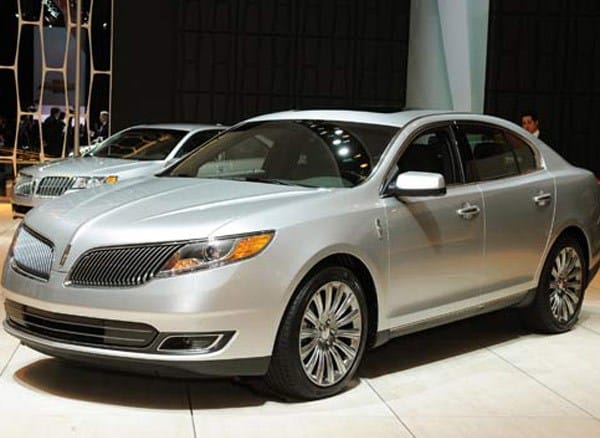 Der Lincoln MKS ist momentan Lincolns größte Serienlimousine. Das Auto hat einen 3,5 Liter großen V6-Motor.