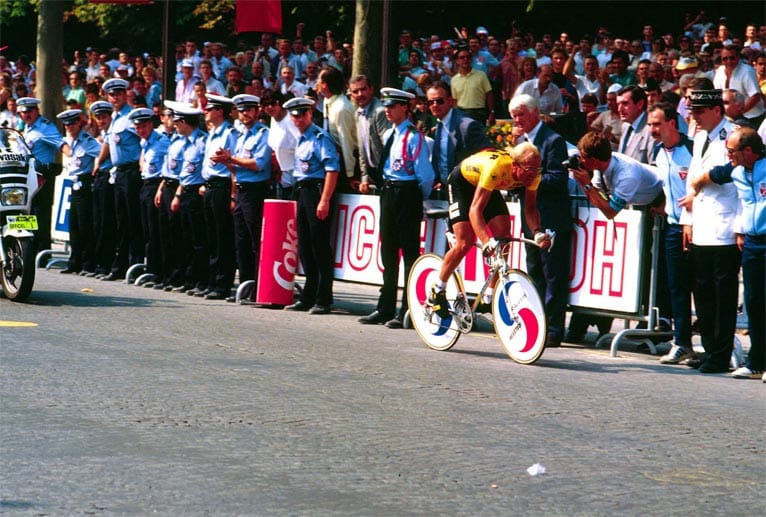 50 Sekunden Vorsprung hat Laurent Fignon (Bild) bei der Tour de France 1989 vor dem abschließenden Zeitfahren nach Paris auf seinen ärgsten Verfolger Greg LeMond. Doch die 24,5 Kilometer lange Strecke werden für den Franzosen zur Hölle. Sekunde um Sekunde holt sein Widersacher auf. Am Ende gewinnt LeMond mit acht Sekunden Vorsprung. Es ist bis heute die knappste Entscheidung bei dem wichtigsten Radrennen der Welt.