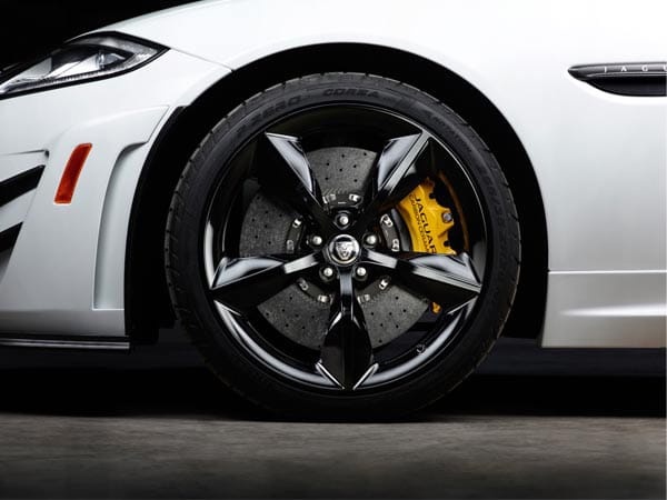Als erster Jaguar mit Straßenzulassung verfügt der XKR-S GT über Karbon-Keramik-Bremsscheiben.