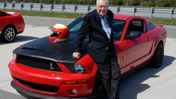 Der Texaner Caroll Shelby (1923 - 2012). 1952 begann er seine Rennkarriere mit einem geliehenen Auto. Seine größten Rennerfolge feierte Shelby Ende der Fünfziger. 1958 und 1959 trat er in der Formel 1 an und gewann 1959 in einem Aston Martin bei den 24 Stunden von Le Mans.