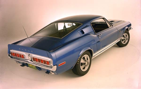Die Zusammenarbeit mit Ford begann 1965 mit bescheidenen 562 Exemplaren des "Shelby Mustang GT 350" in fünf Versionen.