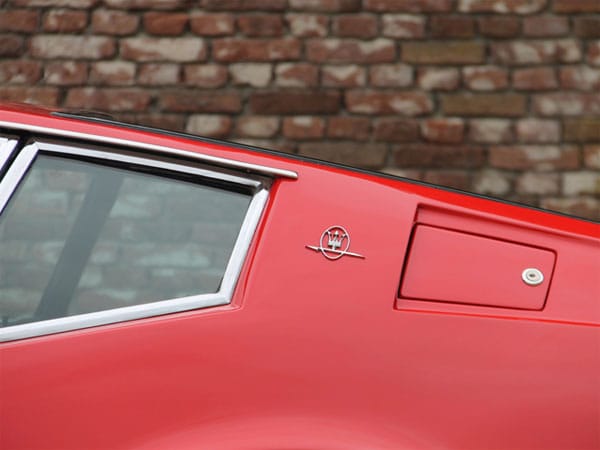 Das Maserati-Wappenzeichen: Der Dreizack findet sich an vielen Stellen des Italo-Traumwagens.