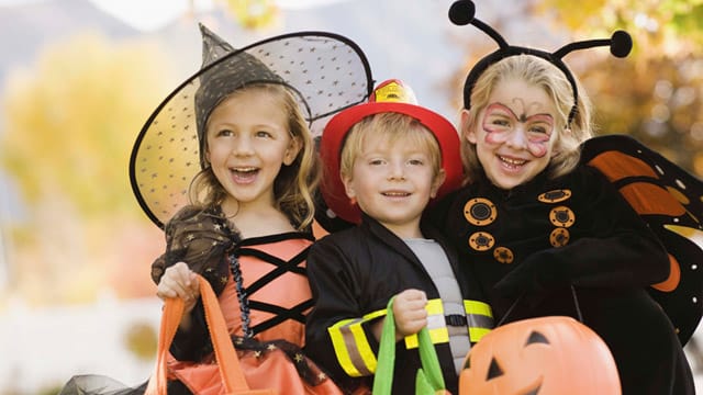 Zu Halloween machen sich die Kinder auf den Weg um Süßigkeiten einzusammeln