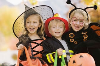 Zu Halloween machen sich die Kinder auf den Weg um Süßigkeiten einzusammeln