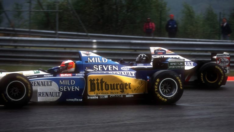 Michael Schumacher im Zweikampf mit Damon Hill.