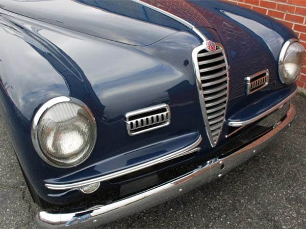 Der Kühlergrill in Form einer Fechtmaske erinnerte an französische Vorkriegssportwagen der Marke Talbot-Lago. Auch die Jaguar XK-Sportwagen hatten dieses Merkmal.
