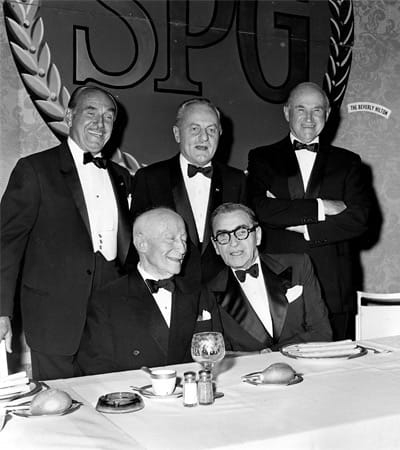 Jack Warner (links) im Jahr 1963 neben Darryl F. Zanuck (20th Century Fox), Samuel Goldwyn (MGM), und Adolph Zukor (Paramount)