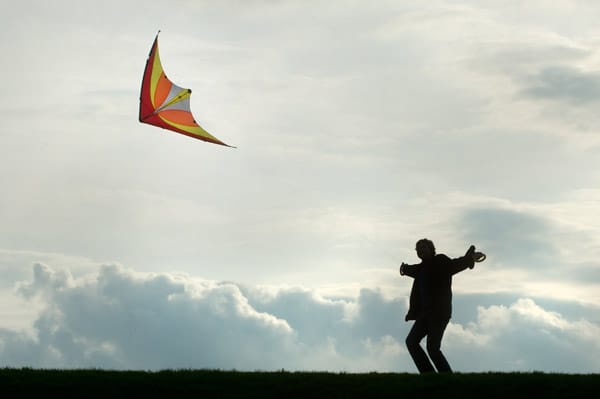Flieg, Drache! Im Herbst sind die bunten Fluggefährte wieder überall am Himmel zu sehen. Flieg, Drache! Im Herbst sind die bunten Fluggefährte wieder überall am Himmel zu sehen.