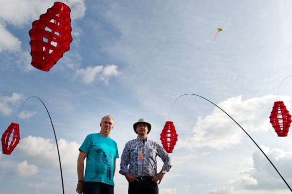 Die rote Windboje "Außenseiter" hat Rainer Hoffmann (rechts im Bild) entworfen und Rainer Kuhlmann produziert. Die rote Windboje "Außenseiter" hat Rainer Hoffmann (rechts im Bild) entworfen und Rainer Kuhlmann produziert.