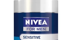 Das A und O für eine gute Pflege heißt Reinigung. Das Sensitiv-Reinigungsgel (von Nivea über Douglas um 11 Euro) eignet sich für alle Hauttypen.