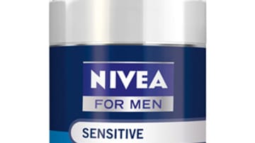 Das A und O für eine gute Pflege heißt Reinigung. Das Sensitiv-Reinigungsgel (von Nivea über Douglas um 11 Euro) eignet sich für alle Hauttypen.