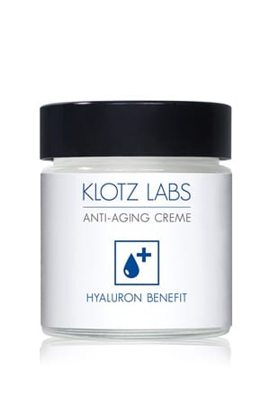 Die ergiebige Feuchtigkeits-Creme (von Klots Labs um 40 Euro) kommt dank Hyaluronsäure gleich mit einem Anti-Aging Effekt daher.