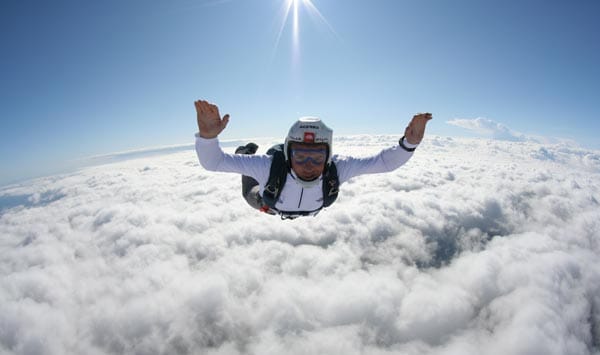 Simone Moro beim Skydiving.