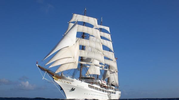 "Die Leute haben Urlaub auf einem Segelschiff gebucht, sie wollen also auch segeln. Der Kurs ist ihnen dabei weitgehend egal", sagt der 60-jährige Este, der die Verantwortung auf dem Dreimaster trägt.