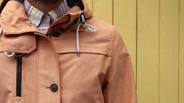 Bringen Sie auch etwas Farbe in das oft zu graue Herbstwetter, zum Beispiel mit dieser windfesten Jacke von Ben Sherman für knapp 250 Euro.