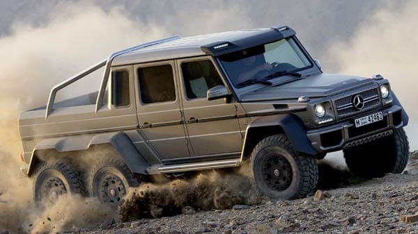 Mit einer Höhe von knapp 2,30 Meter, einer Breite von gut 2,10 Metern und einer Länge von 5,87 Metern flößt der G 63 AMG 6x6 jede Menge Respekt ein.