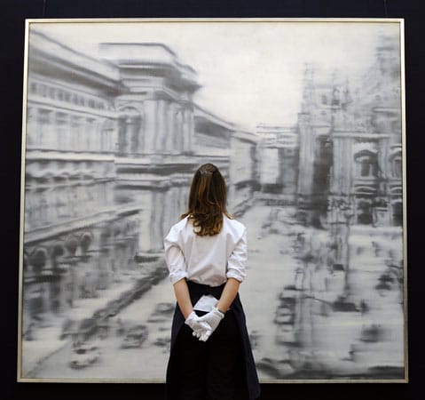 Der "Domplatz, Mailand" war mit knappen 29 Millionen Euro ein Auktionsrekord für den Deutschen. Das Gemälde von 1968 ist fast drei Meter hoch. Es zeigt den Vorplatz der Kathedrale von Mailand und wirkt wie ein unscharfes Schwarz-Weiß-Foto – eine von Richter gern genutzte Technik für seine fotorealistischen Arbeiten.