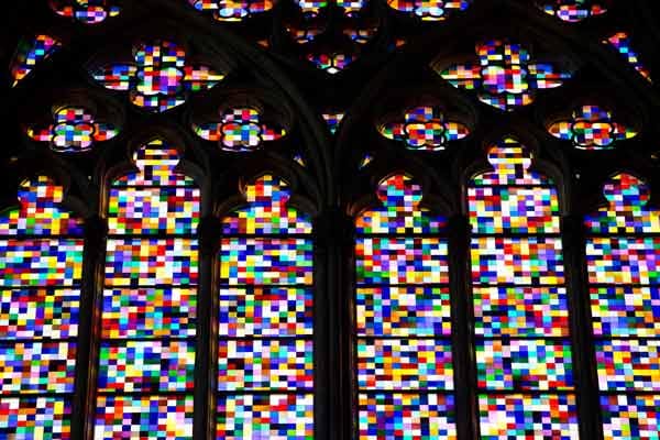 Blick auf das von Gerhard Richter gestaltete Fenster im Kölner Dom. Richter setzte für das Glasbild aus 11.500 kleinen bunten Quadraten einen Zufallsgenerator ein. Und er stellte klar, dass das Fenster mit dem christlichen Glauben nichts zu schaffen habe.