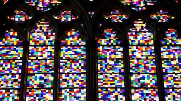 Blick auf das von Gerhard Richter gestaltete Fenster im Kölner Dom. Richter setzte für das Glasbild aus 11.500 kleinen bunten Quadraten einen Zufallsgenerator ein. Und er stellte klar, dass das Fenster mit dem christlichen Glauben nichts zu schaffen habe. Blick auf das von Gerhard Richter gestaltete Fenster im Kölner Dom. Richter setzte für das Glasbild aus 11.500 kleinen bunten Quadraten einen Zufallsgenerator ein. Und er stellte klar, dass das Fenster mit dem christlichen Glauben nichts zu schaffen habe.
