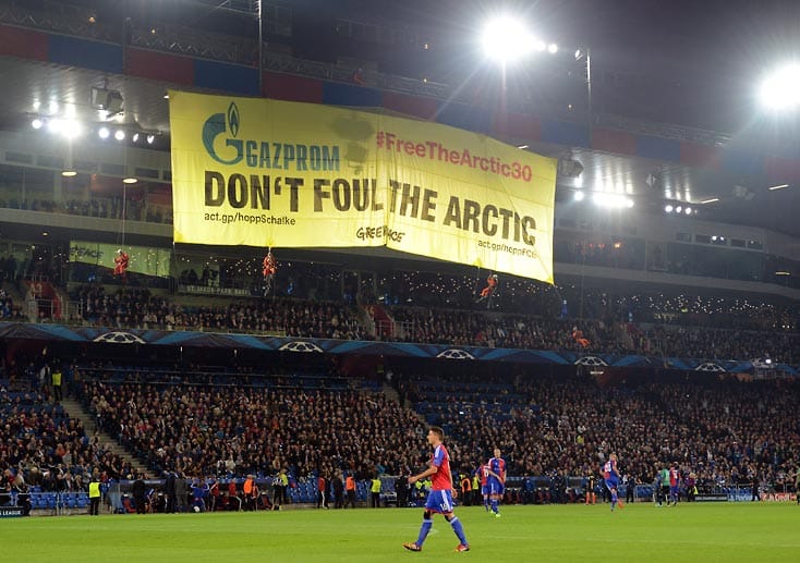 Nach nur vier Minuten wird das Spiel unterbrochen. Greenpeace-Aktivisten enthüllen ein Protest-Transparent gegen den Schalke-Sponsor Gazprom enthüllt.