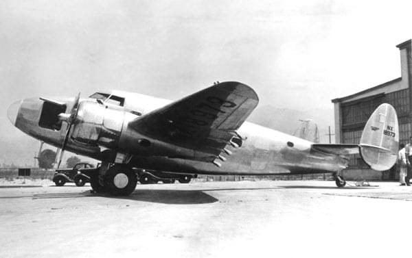 Das Flugzeug der Firma Lockheed, mit dem Howard Hughes 1938 in nur 91 Stunden einmal die Welt umflog und einen neuen Rekord aufstellte.