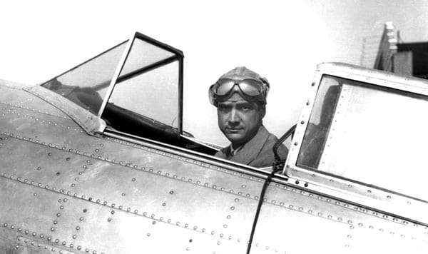 Howard Hughes im Cockpit eines Flugzeugs am 14.5.1936 auf dem Flughafen in Chicago/Illinois. Hughes wollte wie so oft versuchen, auf seinem bevorstehenden Flug nach Los Angeles/Kalifornien einen neuen Geschwindigkeitsrekord aufzustellen.