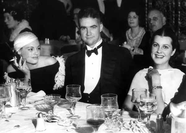 Der texanische Multimillionär und Filmproduzent Howard Hughes mit den Schauspielerinnen Eleanor Holm (l.) und Sandra Shaw (r.) am 5.1.1933.