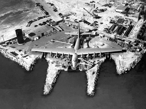 Die "Spruce Goose" ging als größtes Flugboot und zudem als Flugzeug mit der größten Flügelspannweite in die Geschichte ein: Sie betrug 97,51 Meter bei einer Länge von 66,7 Metern.