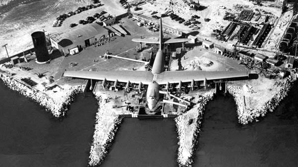 Die "Spruce Goose" ging als größtes Flugboot und zudem als Flugzeug mit der größten Flügelspannweite in die Geschichte ein: Sie betrug 97,51 Meter bei einer Länge von 66,7 Metern.