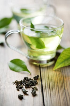 Grüner Tee ist ein altbewährtes Anti-Aging-Mittel. Schon ein bis zwei Tassen täglich können vor Fältchen und einem fahlen Teint schützen.