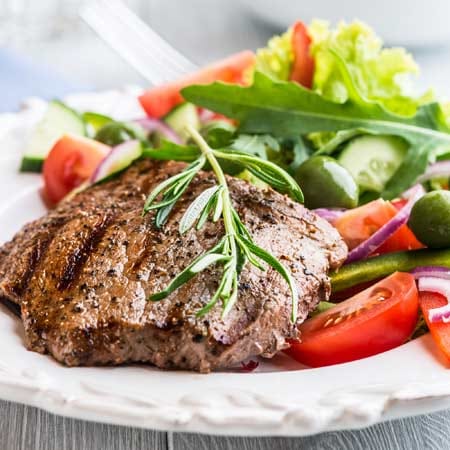 Zink aus Rindfleisch ist wichtig für glänzendes und gesundes Haar. Essen Sie also mindestens einmal die Woche ein Steak mit gesunden Beilagen.