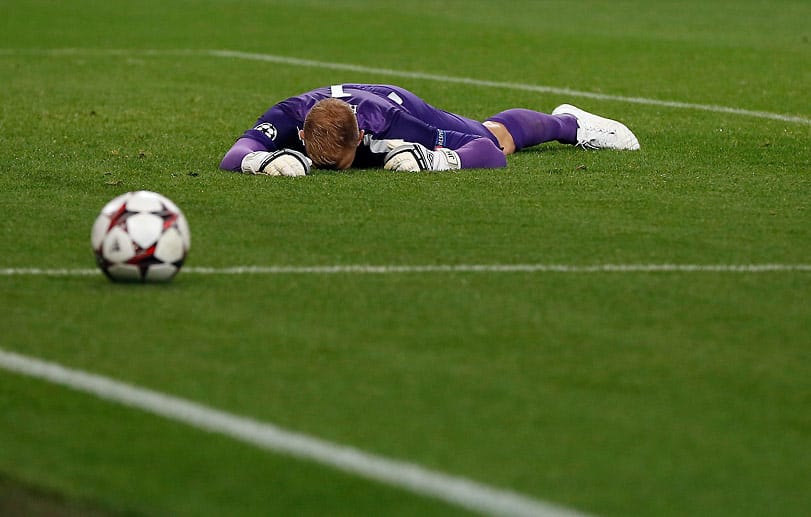 Am Boden zerstört ist nach 90 ernüchternden Minuten gegen die Bayern Manchesters Torwart Joe Hart.