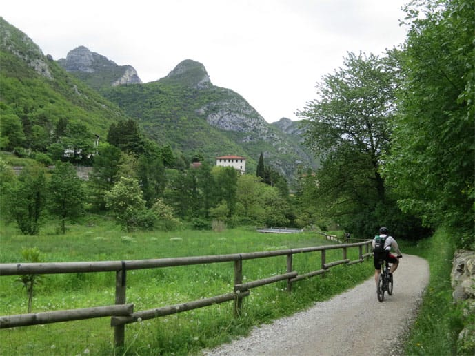 Radweg im Ledrotal, Trentino.