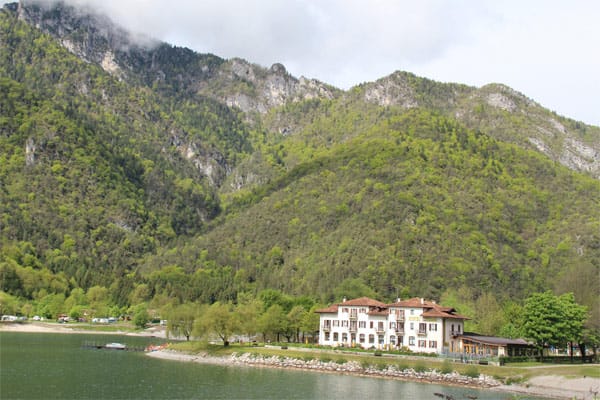 Hotel Lido Ledro am Ledrosee im Trentino.