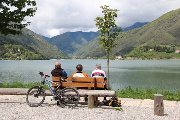 Radfahrer machen Pause am Ledrosee im Trentino.