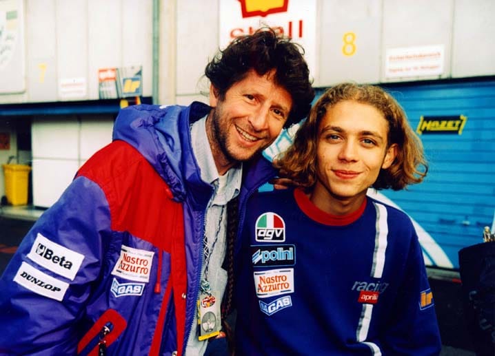 Der Vater, einst selbst Rennfahrer, brachte Valentino Rossi in den Motorrad-Sport. Sein erstes Rennen gewann das Ausnahmetalent mit 12 Jahren. Mit 18 sicherte er sich seinen ersten WM-Titel in der 125er-Klasse.