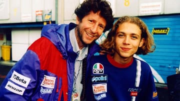 Der Vater, einst selbst Rennfahrer, brachte Valentino Rossi in den Motorrad-Sport. Sein erstes Rennen gewann das Ausnahmetalent mit 12 Jahren. Mit 18 sicherte er sich seinen ersten WM-Titel in der 125er-Klasse.