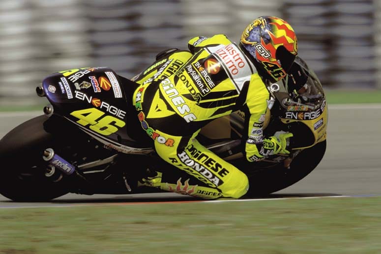 2000 folgte der Wechsel zu den 500ern (heute MotoGP). Natürlich holte sich Vale auch hier 2001 den Titel. Damit war Rossi neben der britischen Motorrad-Legende Phil Read der erste Fahrer, der in allen drei Klassen Weltmeister werden konnte.