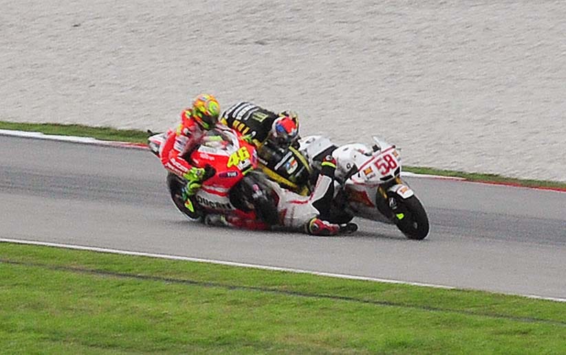 Der Tiefpunkt in Rossis Karriere: Beim Großen Preis von Malaysia 2011 war er unverschuldet in den tragischen Unfall verwickelt, bei dem sein Kumpel Marco Simoncelli zu Tode stürzte.