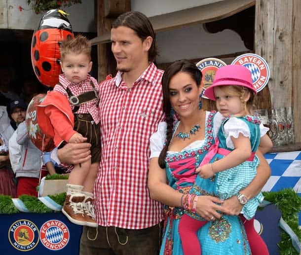 Daniel van Buyten mit seiner Celine und die gemeinsamen Kinder.