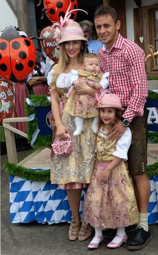 Rafinha und seine Freundin Carolina de Souza mit Kindern.