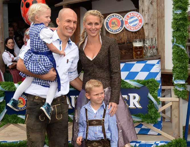 Arjen Robben mit Frau Bernadien und zwei ihrer drei gemeinsamen Kinder.