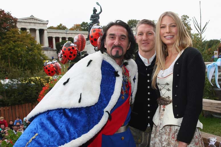 Bastian Schweinsteiger mit Freundin Sarah und einem Double von König Ludwig II.