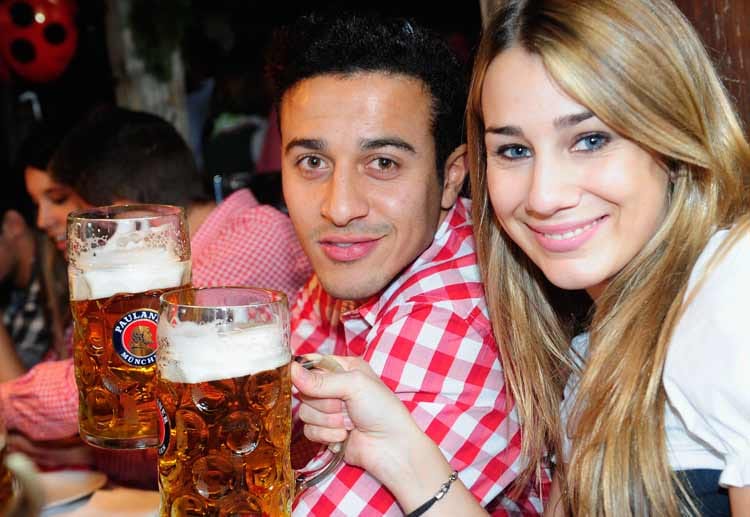 Bayerns spanischer Neuzugang Thiago mit Freundin Julia Vigas.