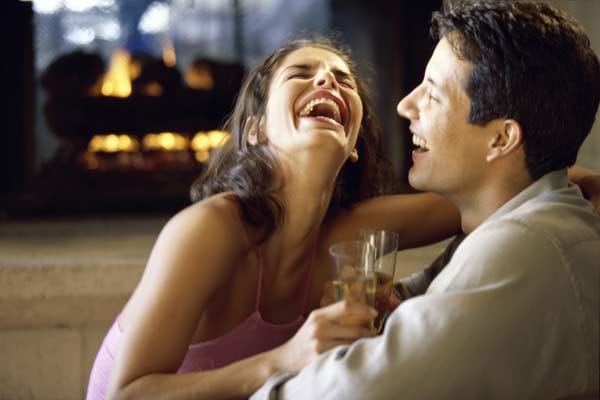 3. Bringen Sie sie zum Lachen! Warum? Wir lachen alle gerne. Das gilt auch für Frauen. Wer andere zum Lachen bringt, weckt eine Menge positiver Emotionen in ihnen. Das weibliche Unterbewusstsein bringt diese Gefühle dann direkt mit demjenigen in Verbindung, der sie zum Lachen gebracht hat. So einfach kann sexuelle Anziehung entstehen.