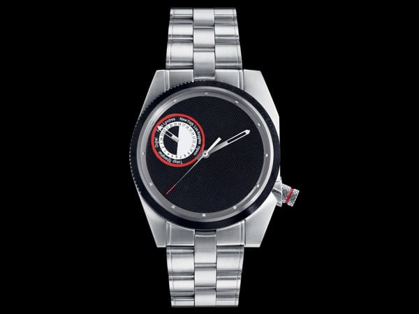 Darf’s ein wenig kühler sein? Die Dior Chiffre Rouge T01 Watch dürfte Fans der 70er Jahre gefallen. Die Uhr zeigt acht verschiedene Zeitzonen an. Für ein ungetragenes Sammlerstück des auf 100 Exemplar limitierten Objektes müssen Sie rund 5000 Euro einplanen.
