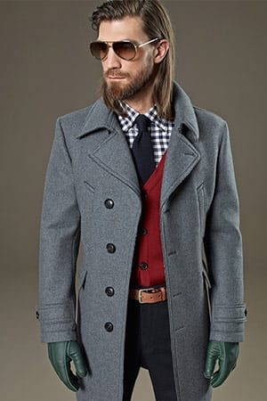 Ein Mantel, den jeder Mann im Schrank haben sollte: die Cabanjacke. Der stylishe Kurzmantel (von Baldessarini um 500 Euro) lässt sich wunderbar kombinieren, sportlich wie elegant.