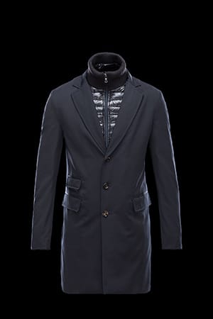 Die warmen Daunenjacken von Moncler erkennt man sonst eher an ihrem sportlichen Look. Elegant verpackt zeigt sich dagegen dieser Mantel (um 800 Euro) mit einem wattierten Innenfutter.